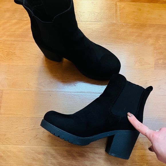 🚫SOLD🚫 Faux Suede Chelsea Ankle Boots - Picture 9 of 13